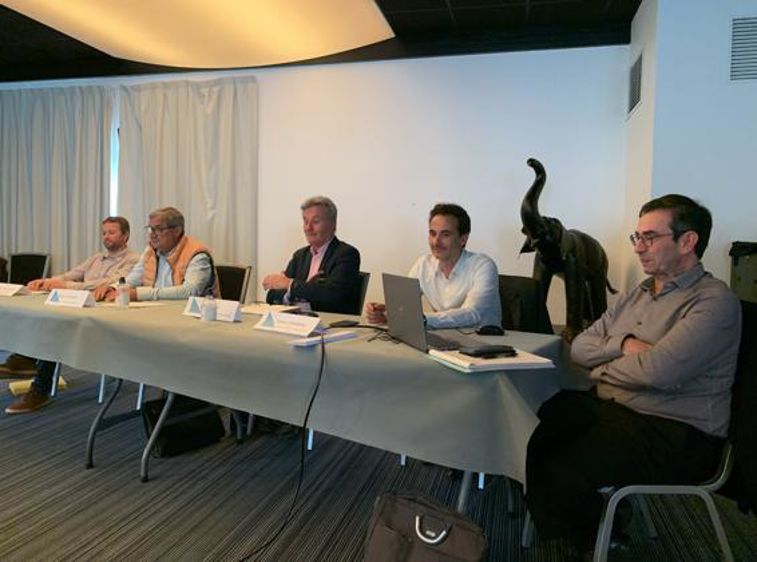 À la gauche de Ronan Jacques, président de l’OPLB (deuxième en partant de la gauche), Serge Moly, Fabien Choiseau et Christophe Barayre, responsables des approvisionnements de Lactalis respectivement pour le monde, la France et l’Ouest.